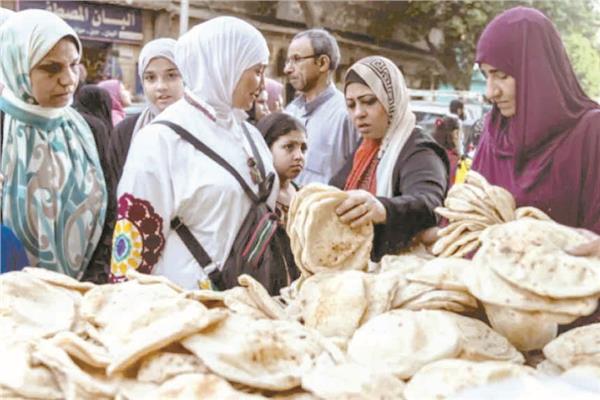 توافد المواطنين على شراء الخبز المدعم 