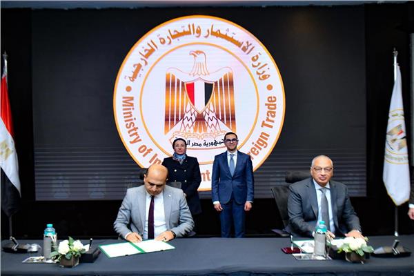 جانب من التوقيع 