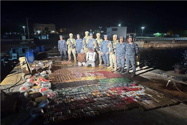 المتهمون والمضبوطات في قبضة رجال القوات البحرية