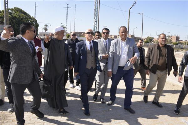 محافظ الأقصر فى جولة بمدينة باسنا