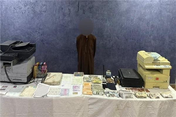 المتهم وأمامه المضبوطات