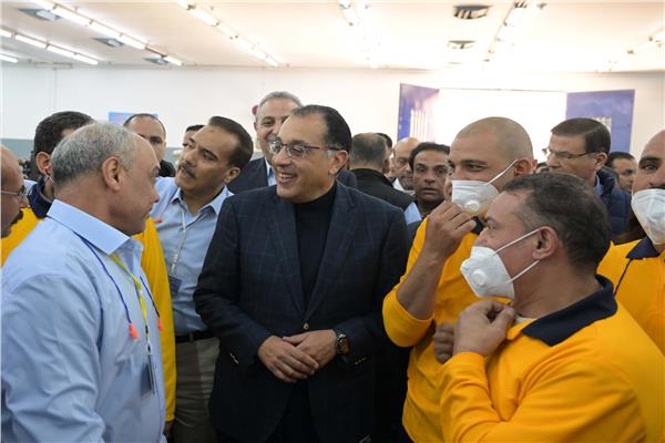رئيس الوزراء يبدأ جولته التفقدية بمصانع الغزل والنسيج في المحلة الكبرى