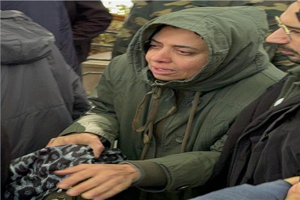 انهيار الفنانة نشوى مصطفى بجنازة زوجها