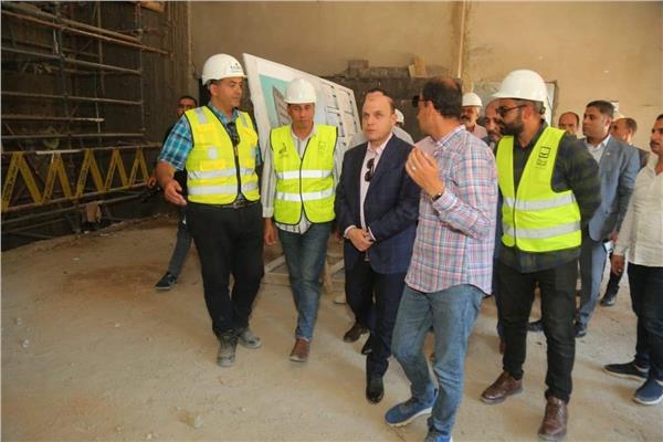 أعمال فرش وتشغيل طبقة الأساس بطريق خليج قبلي