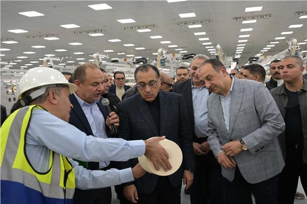 رئيس الوزراء يتفقد مراحل الإنتاج بمصانع الغزل والنسيج