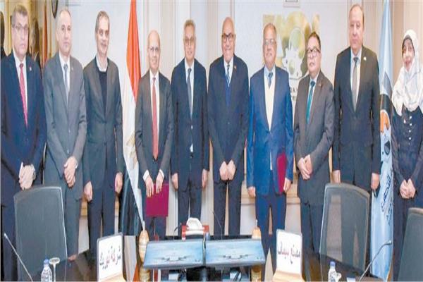 جانب من توقيع الاتفاقية بين الهيئة العربية للتصنيع والشركة الوطنية لصناعات السكك الحديدية