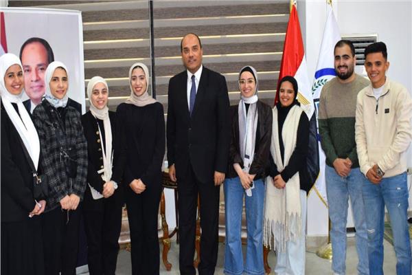 فريق طلاب كلية الاقتصاد المنزلي مع رئيس جامعة العريش