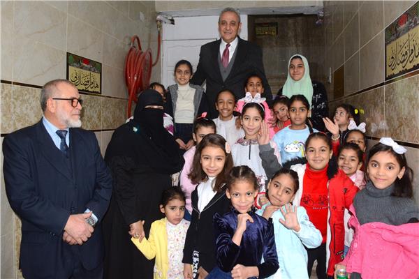 اللواء أشرف الجندي، محافظ الغربية خلال صورة تذكارية مع الاطفال