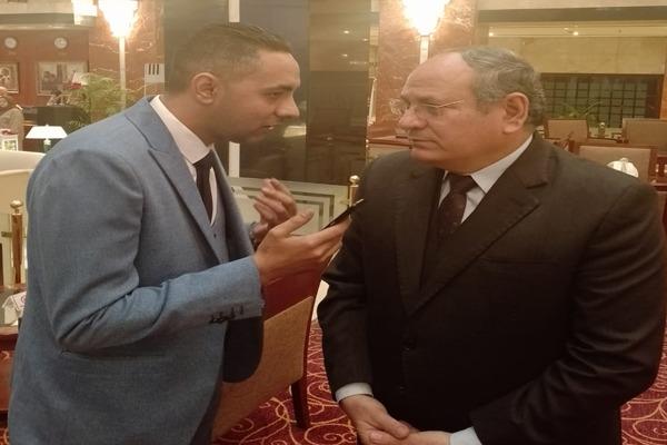 رئيس مركز البحوث الزراعية مع محرر بوابة أخبار اليوم