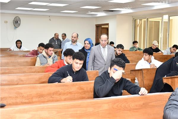 طلاب جامعة القناة يؤدون امتحانات متطلب الجامعة