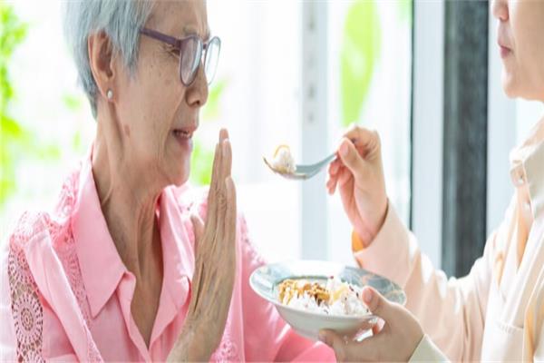 لو فرد من أسرتك مريض زهايمر.. نصائح لمساعدته على تناول الطعام