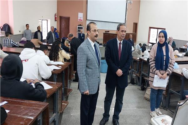 جولة نائب رئيس جامعة بنها