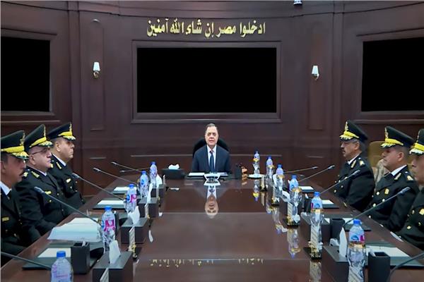 وزير الداخلية خلال اجتماعه بمساعديه