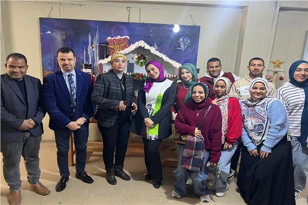 الدكتورة صابرين عبد الجليل،  رئيس جامعة الأقصر خلال حضور معرض "عام سعيد" 