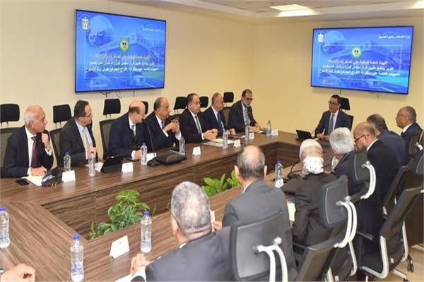 وزير الاستثمار والتجارة الخارجية مع مسؤولي الجهات المعنية