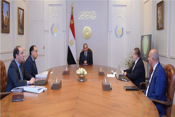 الرئيس السيسي خلال اجتماعه مع رئيس الوزراء ومحافظ البنك المركزي ووزير المالية