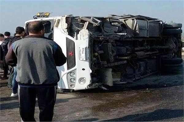 انقلاب سيارة نقل «ثلاجة» 