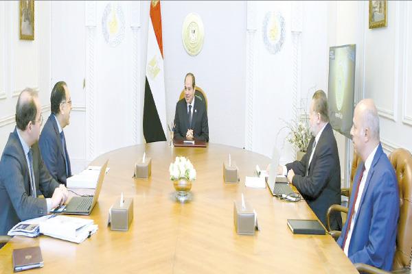 الرئيس عبد الفتاح السيسى خلال اجتماعه مع رئيس الوزراء ومحافظ البنك المركزى ووزير المالية