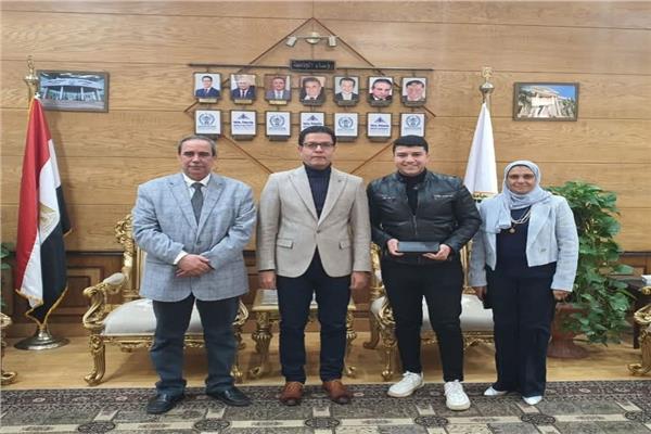 رئيس جامعة بنها يهنئ طالب بكلية العلوم لتميزه العلمي