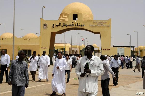 صورة أرشيفية من أ ف ب - دخول آلاف من اللاجئين السودانيين إلى مصر