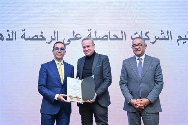 وزير الاستثمار يسلم 9 رخص ذهبية 