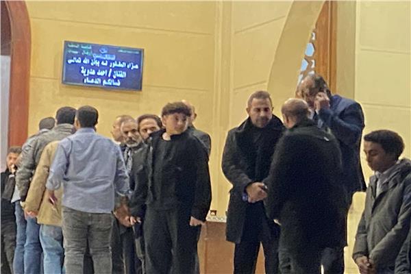 محمد عدوية بستقبل عزاء والده 
