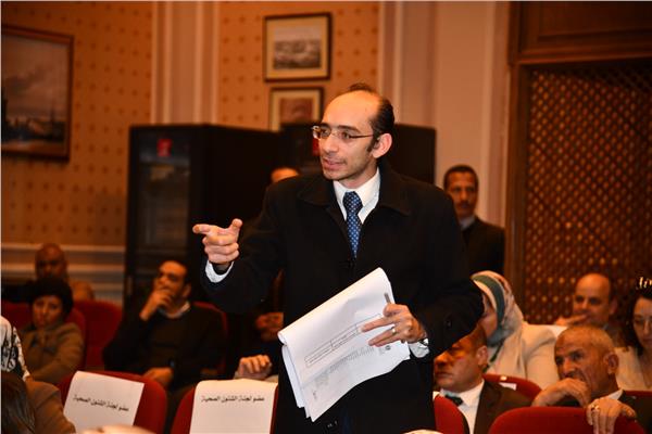 النائب محمد عبد العزيز