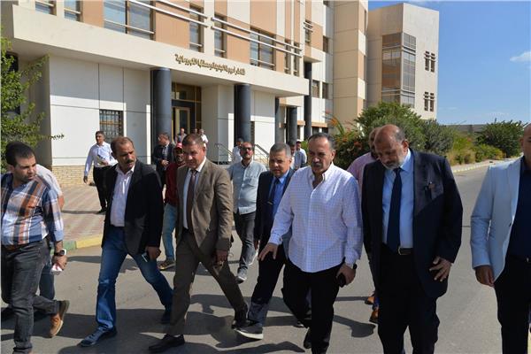 اللواء دكتور هشام أبو النصر محافظ أسيوط خلال الجولة 