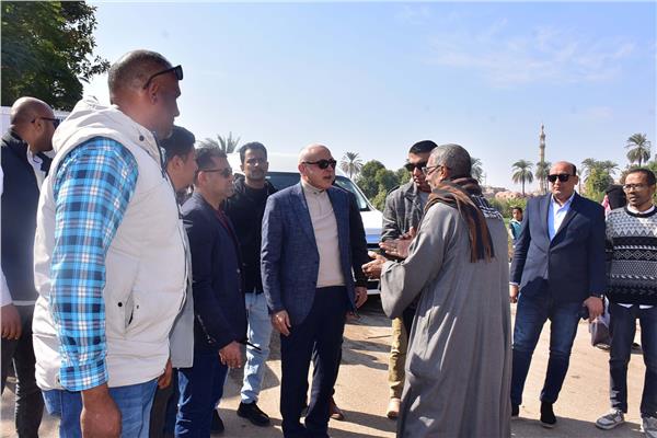 المهندس عبد المطلب عماره، محافظ الأقصر خلال الجولة 
