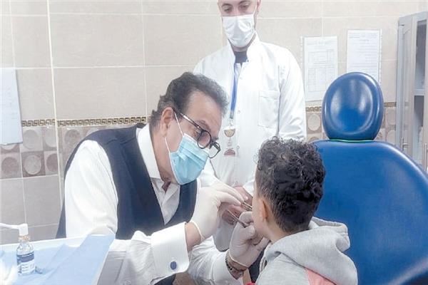 وزير الصحة أثناء معالجة ضرس تلميذ بإحدى مدارس الغربية