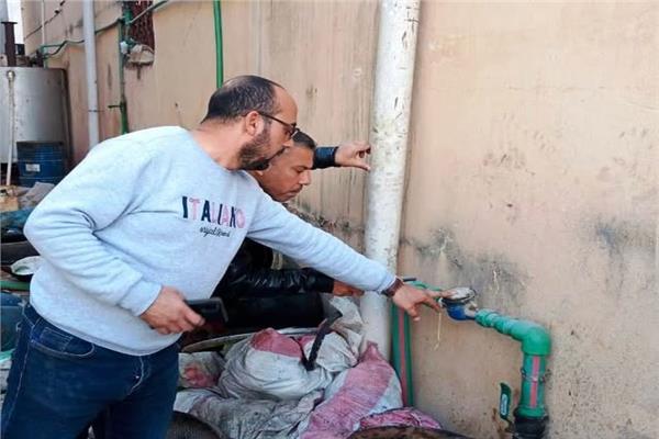حملات لتحصيل مديونيات المياه وغلق أنشطة مخالفة بمدينتي السادات والمنيا الجديدة