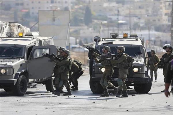 قوات الاحتلال تنصب حاجزا عسكريا على مدخل إحدى القرى بالضفة - أرشيفية