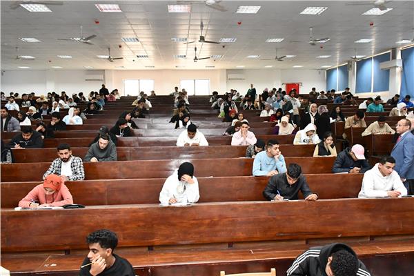 امتحانات نهاية الفصل الدراسي الأول بجامعة قناة السويس  