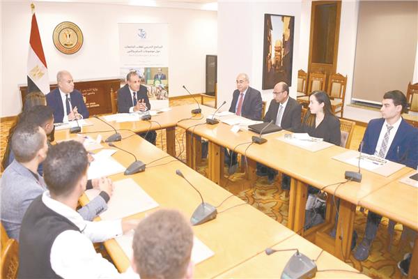 وزير الخارجية خلال البرنامج التدريبي لطلاب الجامعات