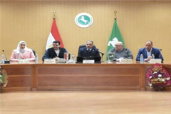 المهندس حازم الأشموني محافظ الشرقية خلال الاجتماع