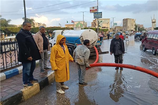 جانب من اعمال ازالة اثار الامطار