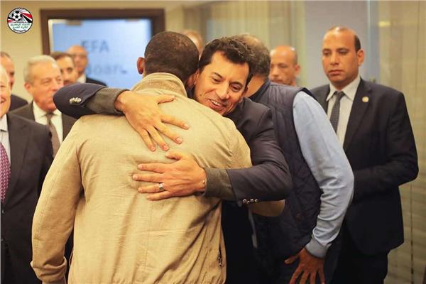 وزير الرياضة يلتقي بصمويل ايتو نجم الكرة الكاميرونية