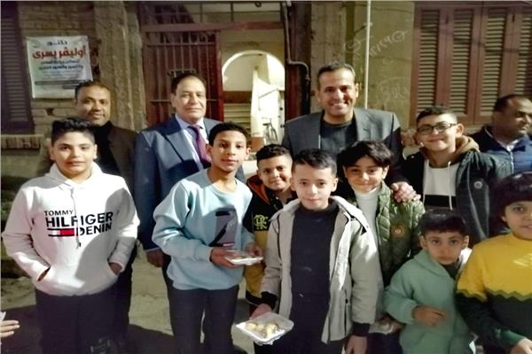 رئيس مدينة الأقصر يقدم الهدايا
