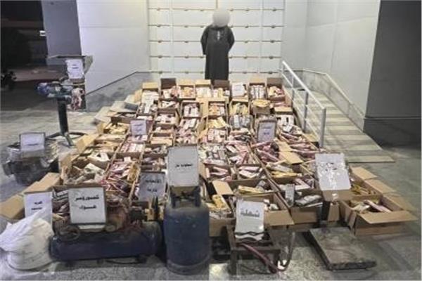 المتهم وبحوزته المضبوطات 