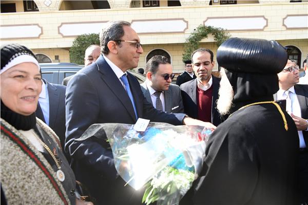 الدكتور خالد عبدالحليم محافظ قنا يقدم التهنئة للأقباط بمناسبة عيد الميلاد المجيد