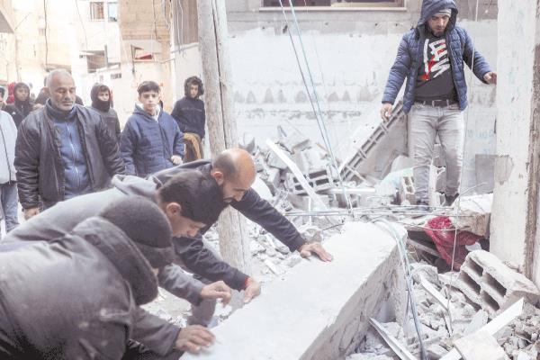 فلسطينيون وسط ركام منازلهم المتهدمة إثر القصف الإسرائيلى    