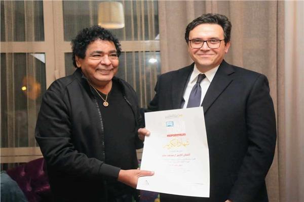 محمد منير اثناء تكريمة من وزير الثقافة