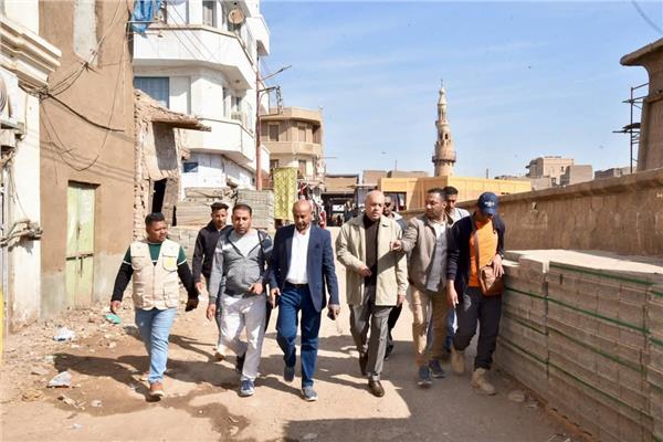 المهندس عبد المطلب عماره محافظ الأقصر خلال الجولة 