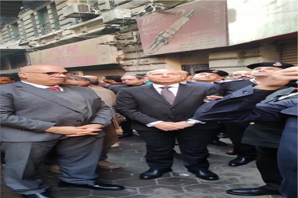 محافظ القاهرة يتفقد حريق عقار سوق التوفيقية   