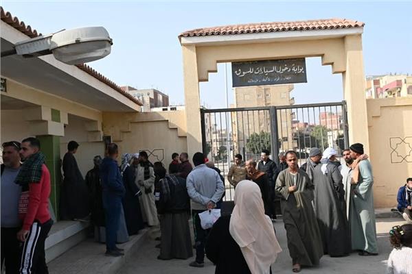  جهاز العاشر من رمضان ومجلس الأمناء يسلمان الباكيات المخصصة بالقرعة العلنية للباعة الجائلين
