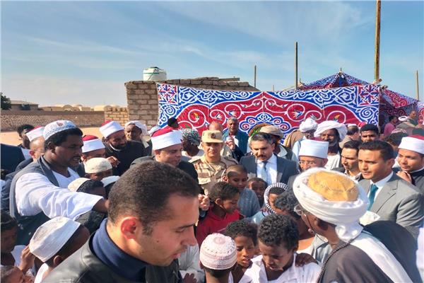 وزير الأوقاف يوزع مساعدات قوافل صندوق تحيا مصر بمدن حلايب وشلاتين