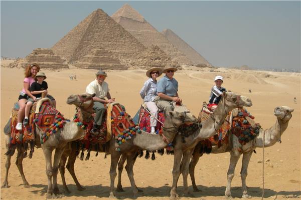 توافد السائحين على منطقة الأهرامات