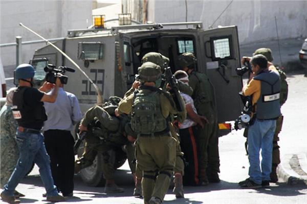 قوات الاحتلال تعتقل فلسطينيين بالضفة - أرشيفية
