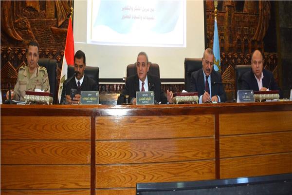 محافظ الغربية خلال اجتماعه مع رؤساء المراكز والمدن