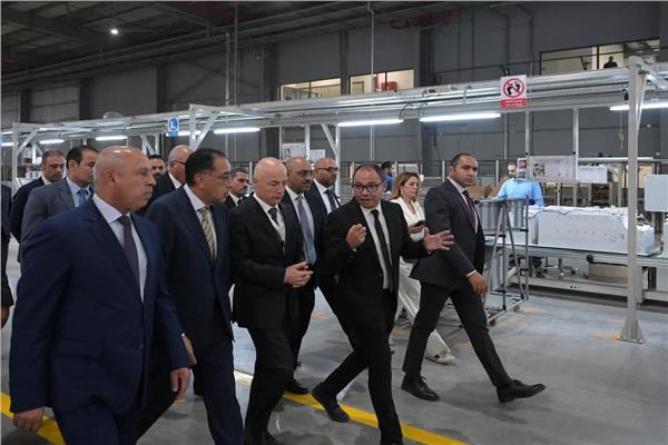  الدكتور مصطفى مدبولي والفريق كامل الوزير خلال افتتاح أحد المصانع